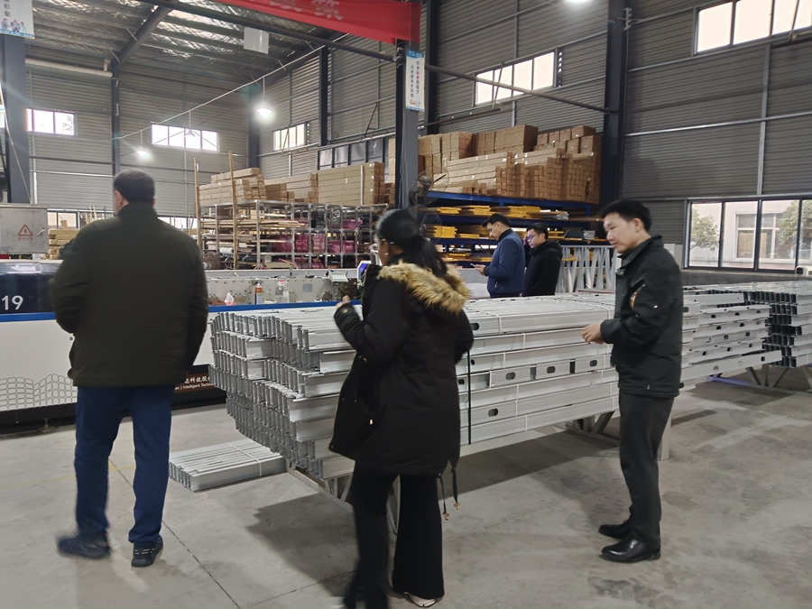 睿捷輕鋼別墅生產(chǎn)基地內(nèi)部 睿捷輕鋼別墅生產(chǎn)基地內(nèi)部