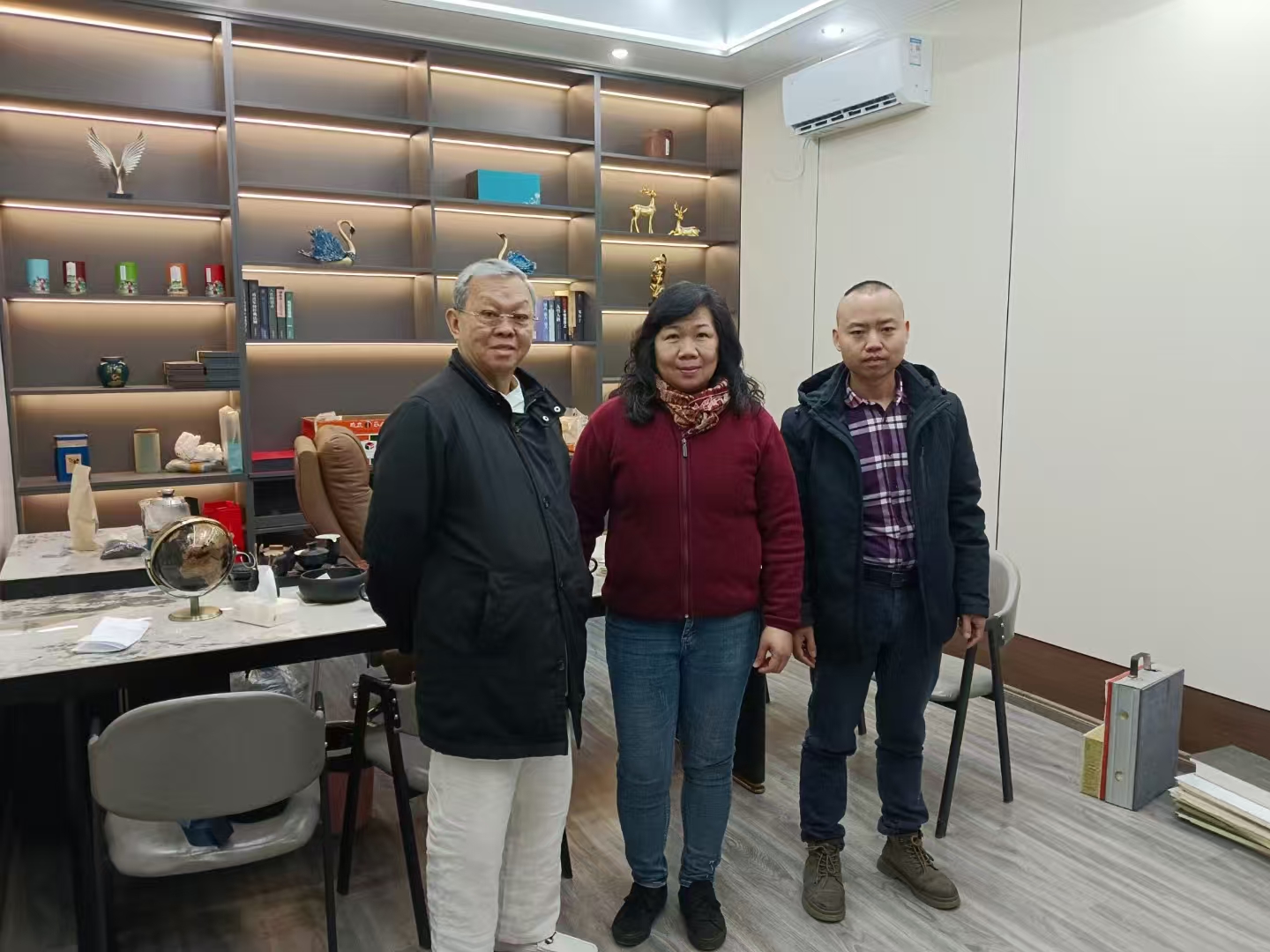 前來(lái)考察的國(guó)際友人與睿捷創(chuàng)始人何總合影 前來(lái)考察的國(guó)際友人與睿捷創(chuàng)始人何總合影